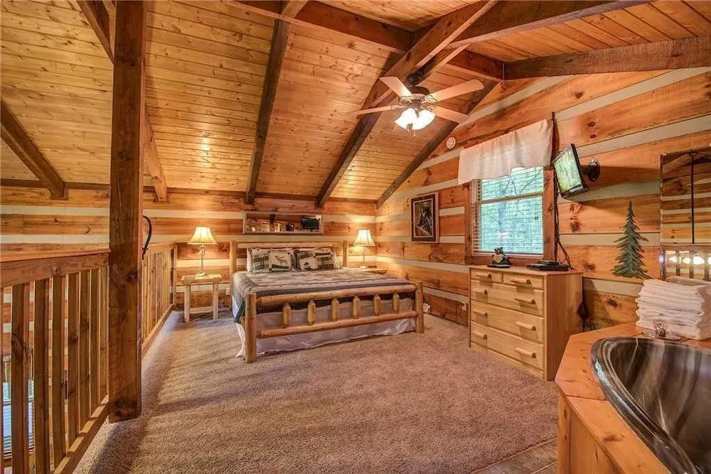 Little Bear Hideaway 1 Bedroom Home with Hot Tub