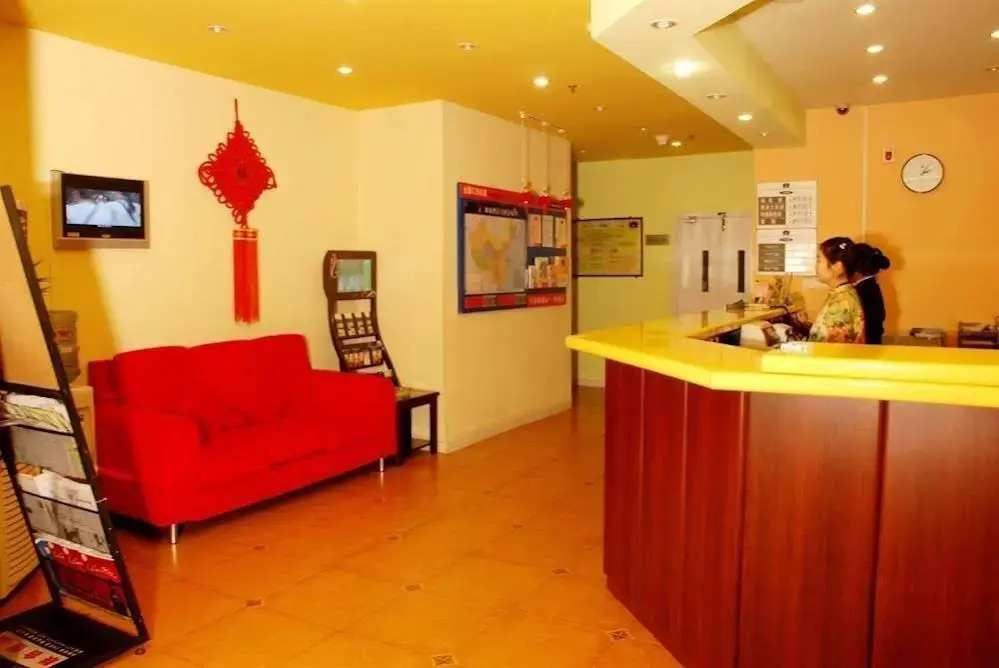 Home Inn Wuhan Jinghan Avenue Dazhi Road Light Rail