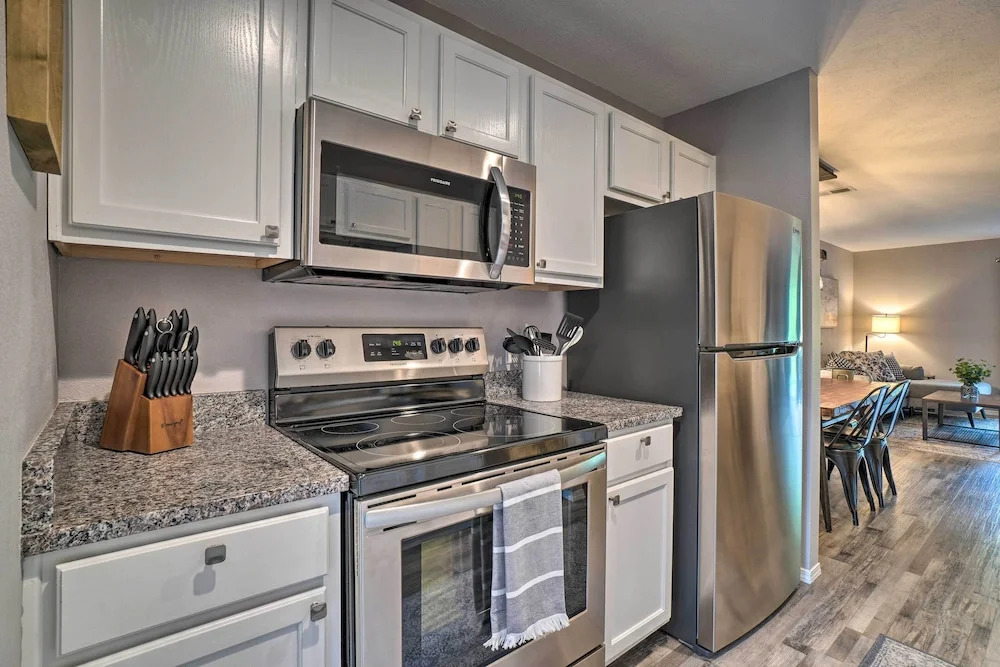 Modern Condo w/ Deck ~ 7 Mi To Branson Landing!