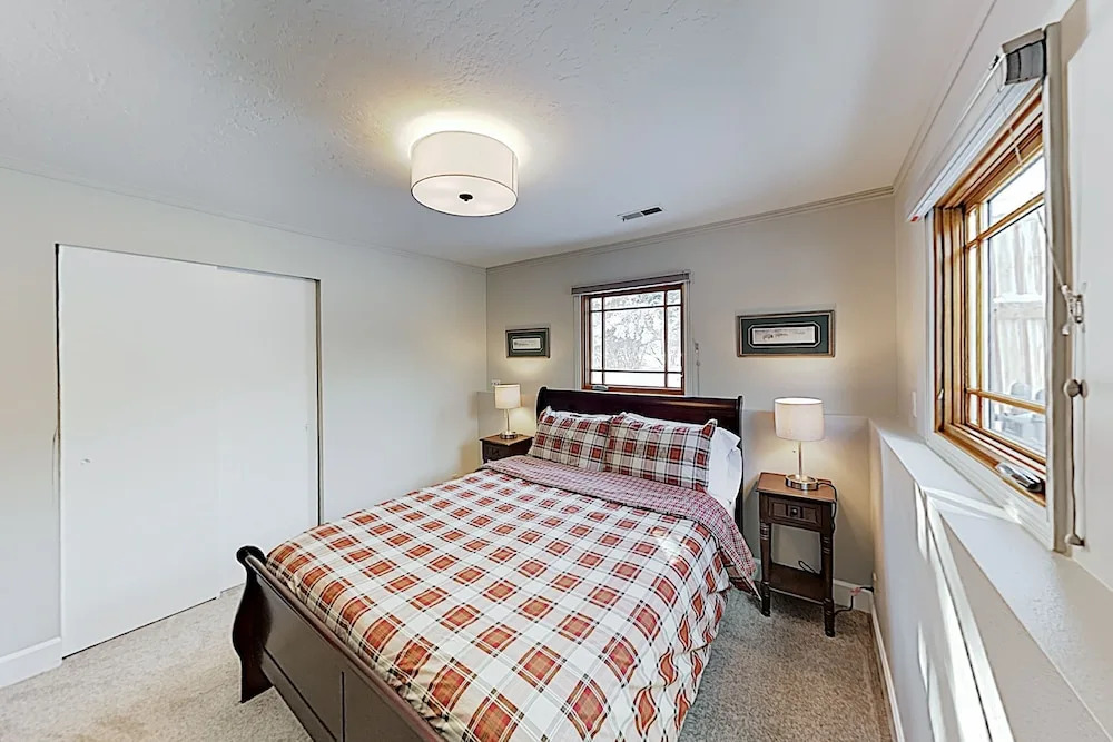Amazing Alpine Getaway, Walk To Bus - Near Slopes 5 Bedroom Home