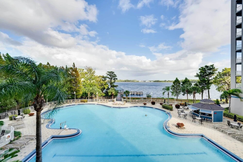 1 Mi to Disney World: Lakefront Condo in Orlando!