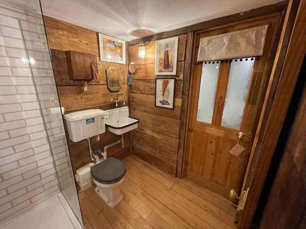 Remarkable Boultons Barn With hot tub & opt Sauna