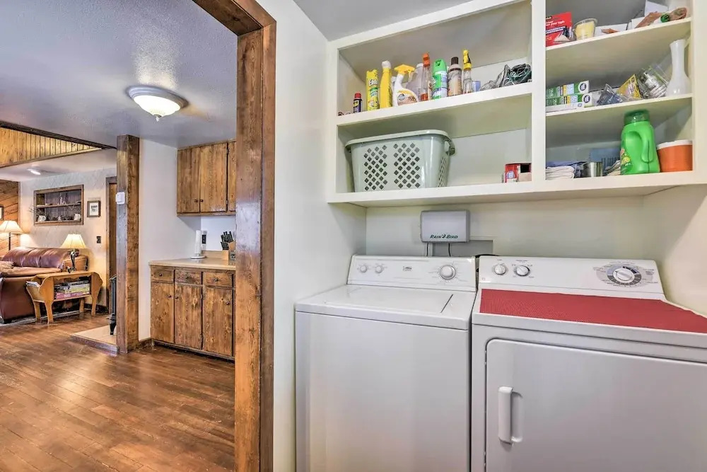 Cozy Log Cabin Escape In the Heart of Creede!