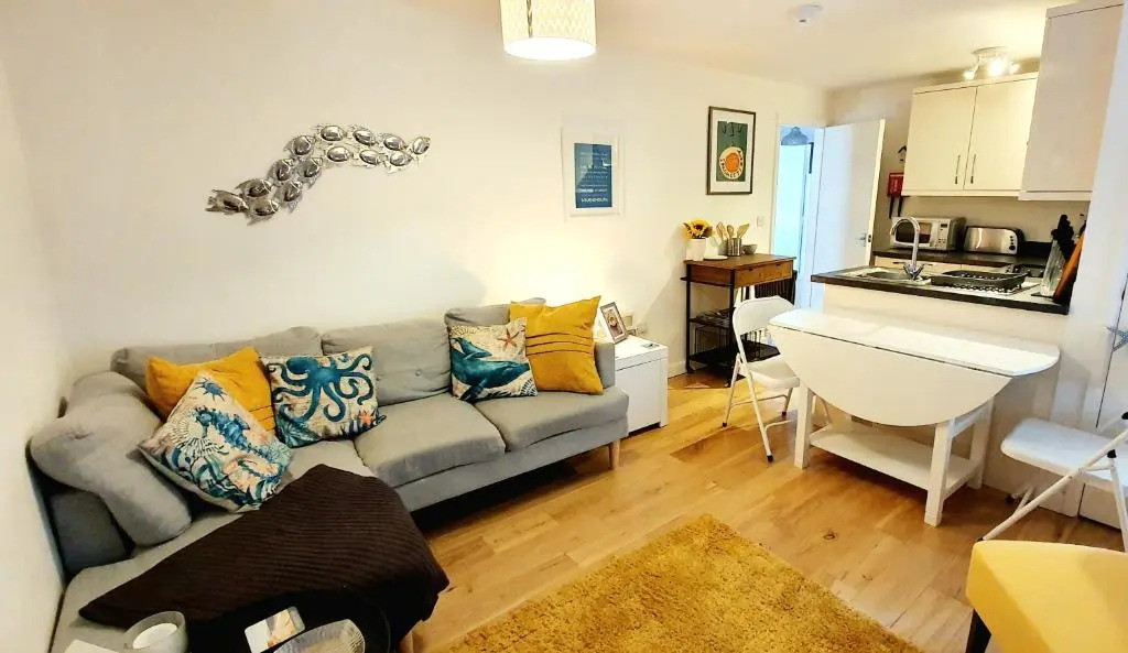 Stunning apartment with 2 bedrooms, 2 en-suites, private parking