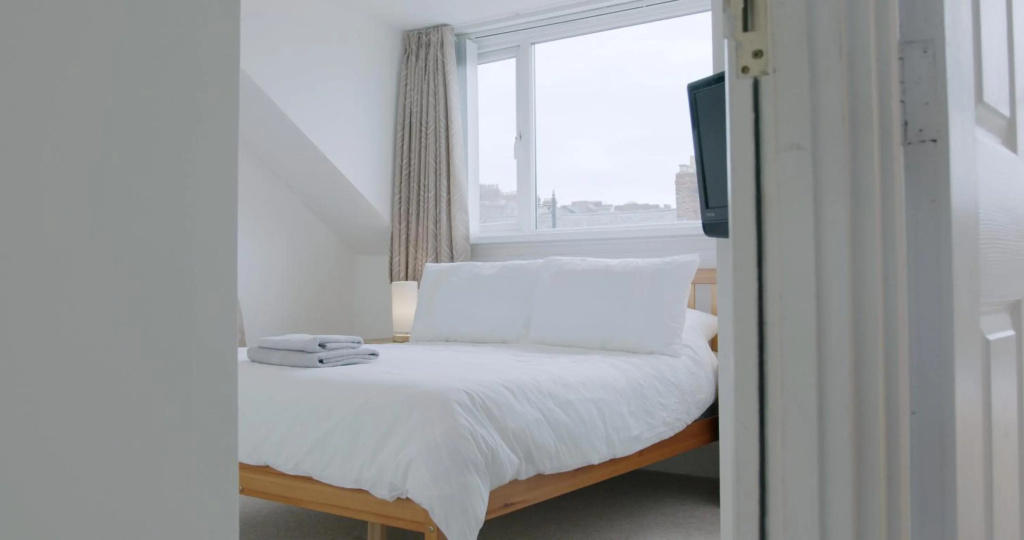 Find "DWELLCOME HOME Ltd" site for 10oo10 assurance from our past guests - HUGE 8 Ensuite Bedroom Townhouse, Fully equipped kitchen & dining room, lounge, 200Mbps broadband, Free Parking, Ideal Contractor & Family Groups, ample free street parking