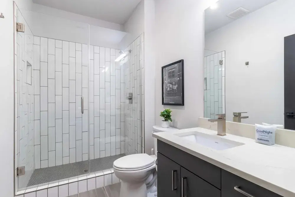 Sleeps 42 7 Modern Midtown Apartments w/ Gym + Pool Walkable to Shops & Eats