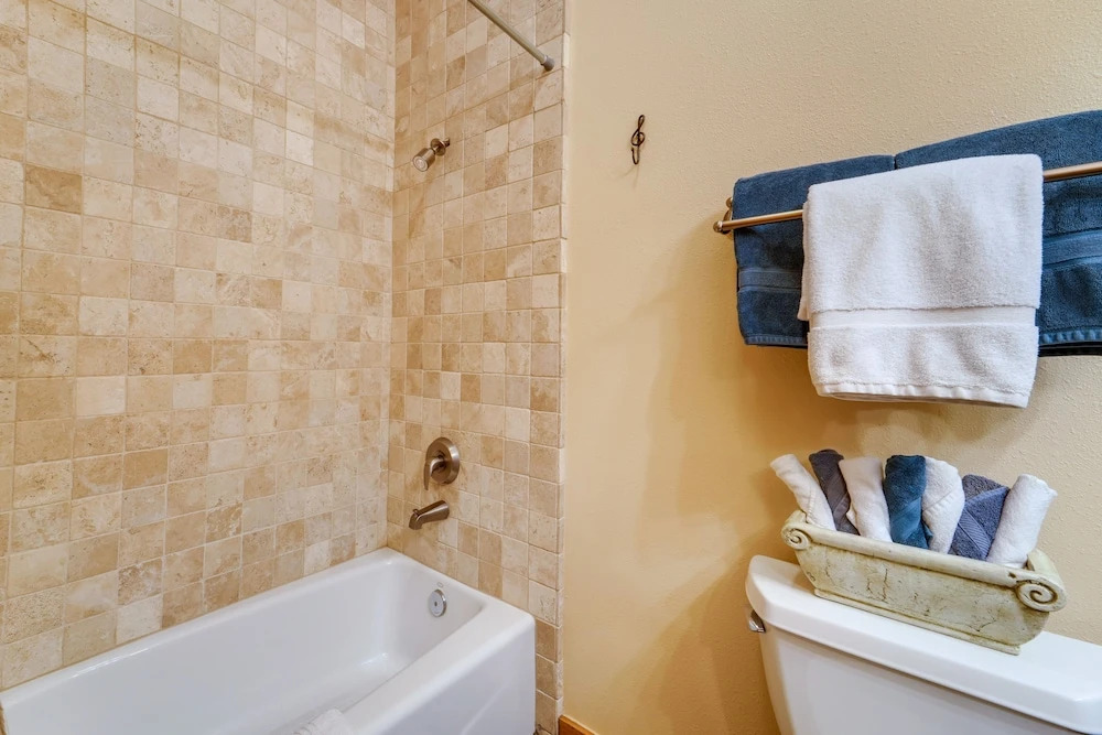Boulders Truckee Condo Near Donner Lake + Skiing!