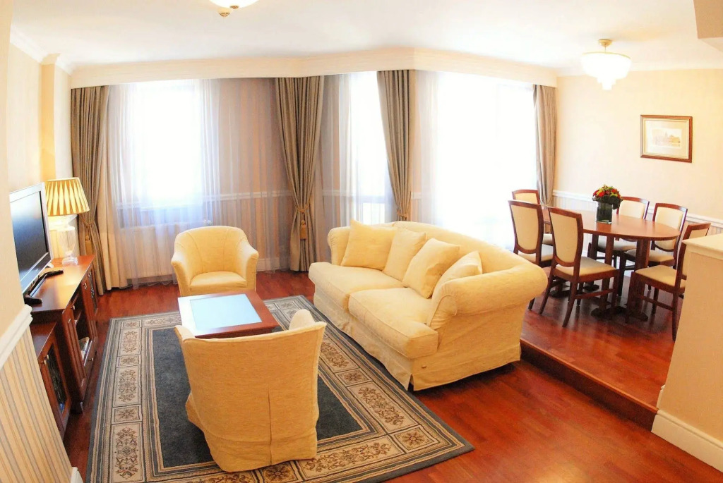 Queens Court Hotel & Residence