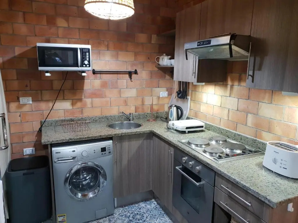 One Bedroom Chalet on old sheraton rd ground floor with garden and sea view