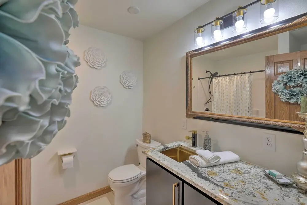 Regal River Retreat in the Heart of Yankton!