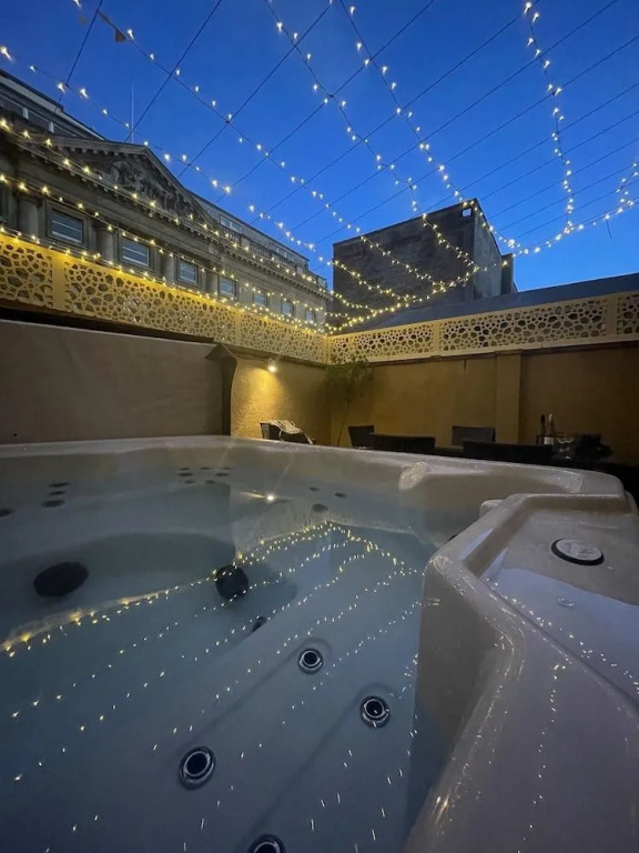 Dream Stays Bath - Trim Street Townhouse with Hot tub