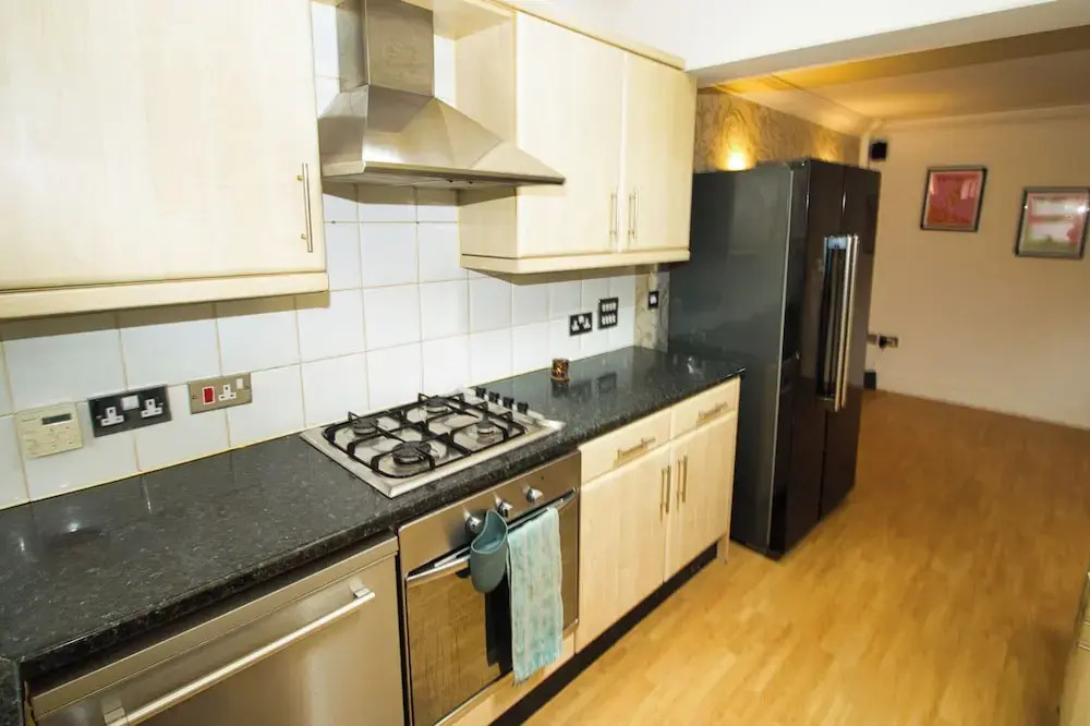 3 Bed Town House - Sleeps 5 - Ensuite - Off Street Parking - Pets Welcome - Wifi
