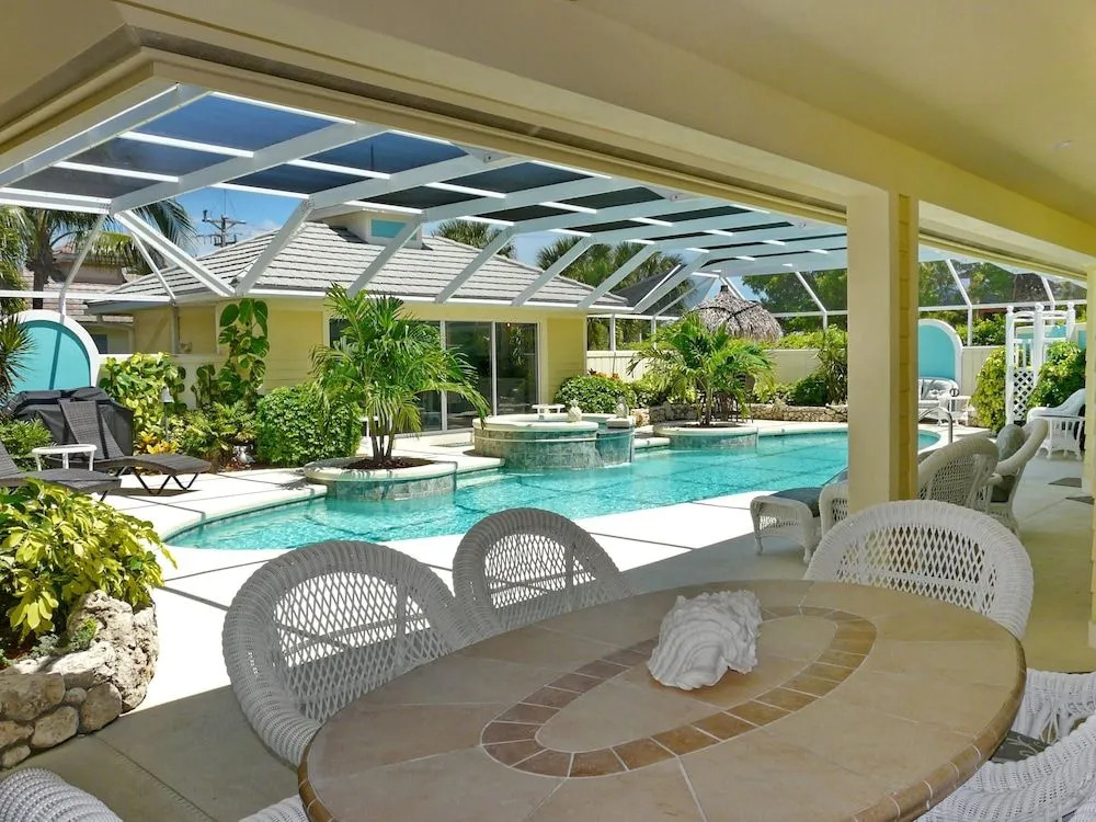 Private home and guesthouse with courtyard, pool and spa