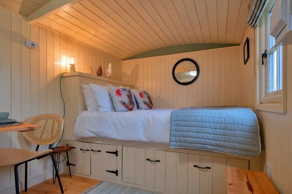 Shepherd's Hut Near Cotswolds & Sky Dive Fun