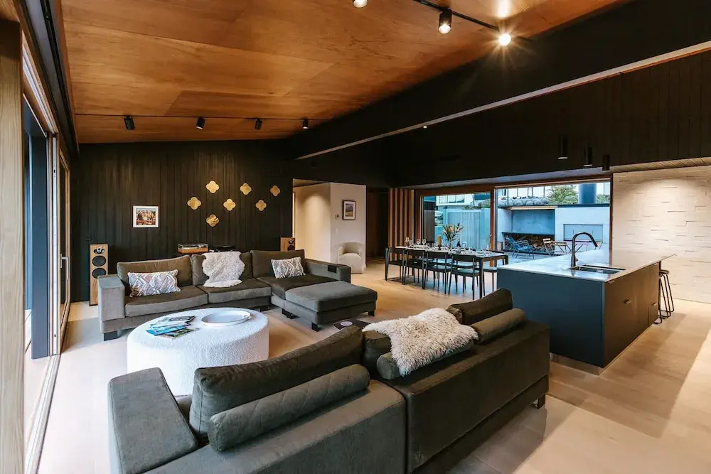 The Brick House - Lake Views - Sleeps 10