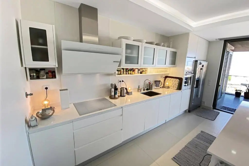 Bay View One, Stunning 3 bed condo with sea view & rooftop pool