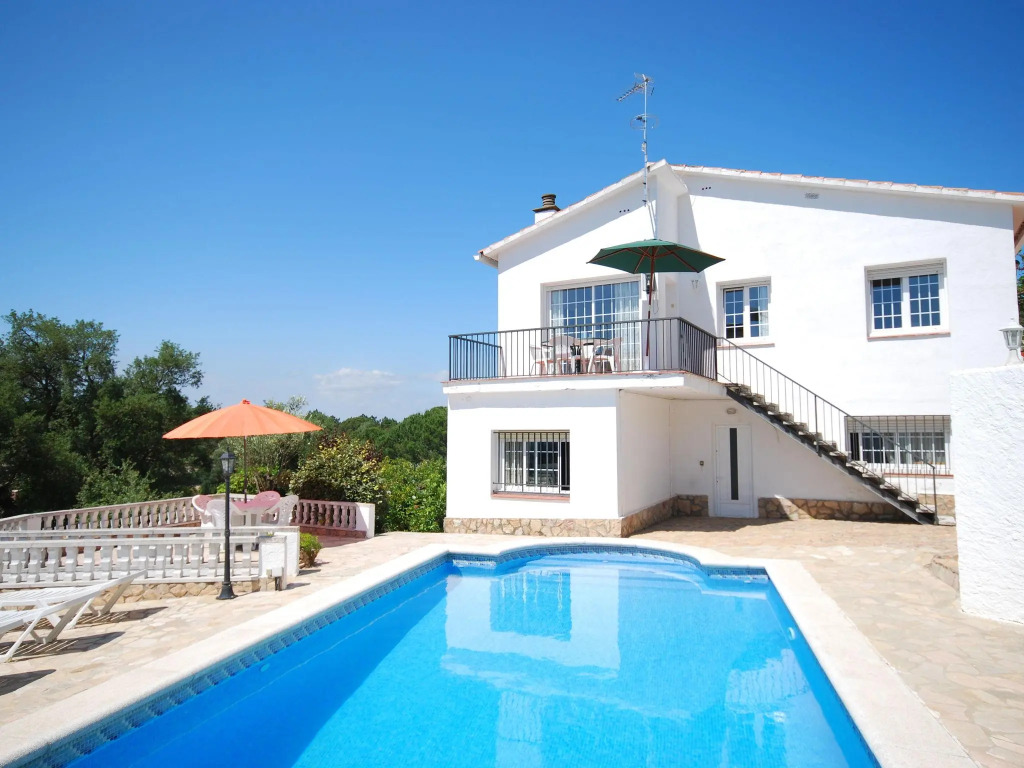 Tempting Villa in Lloret de Mar with Private Swimming Pool