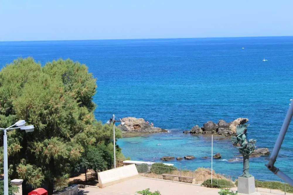 Ranias luxurious Apartment with sea view!