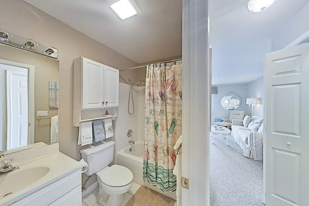 Bayfront W/ Private Balcony & Sweeping Views 2 Bedroom Condo