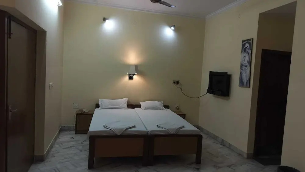 Sarnath Motel And Resort