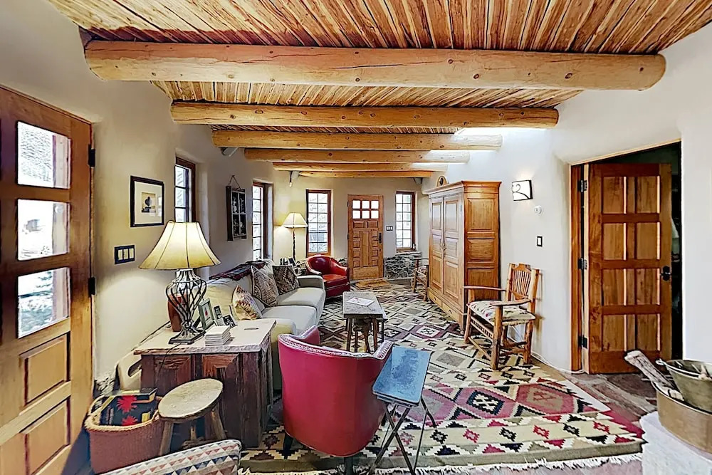 Delightful Home W/ Courtyard, Hot Tub & Fireplaces Home