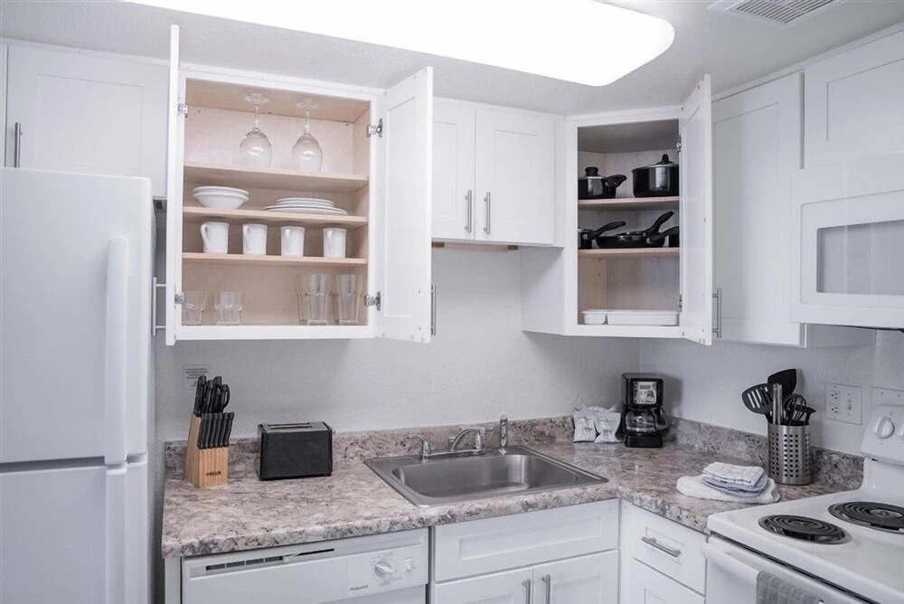 203 Fully Furnished with WiFi by RedAwning