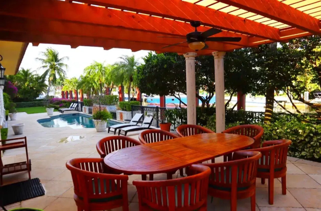 Extravagant Golden Mansion 6 Bedrooms 8 Bathrooms in the Finest Las Olas Area