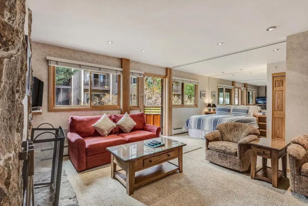 Laurelwood Condominiums Studio Premier Unit 407