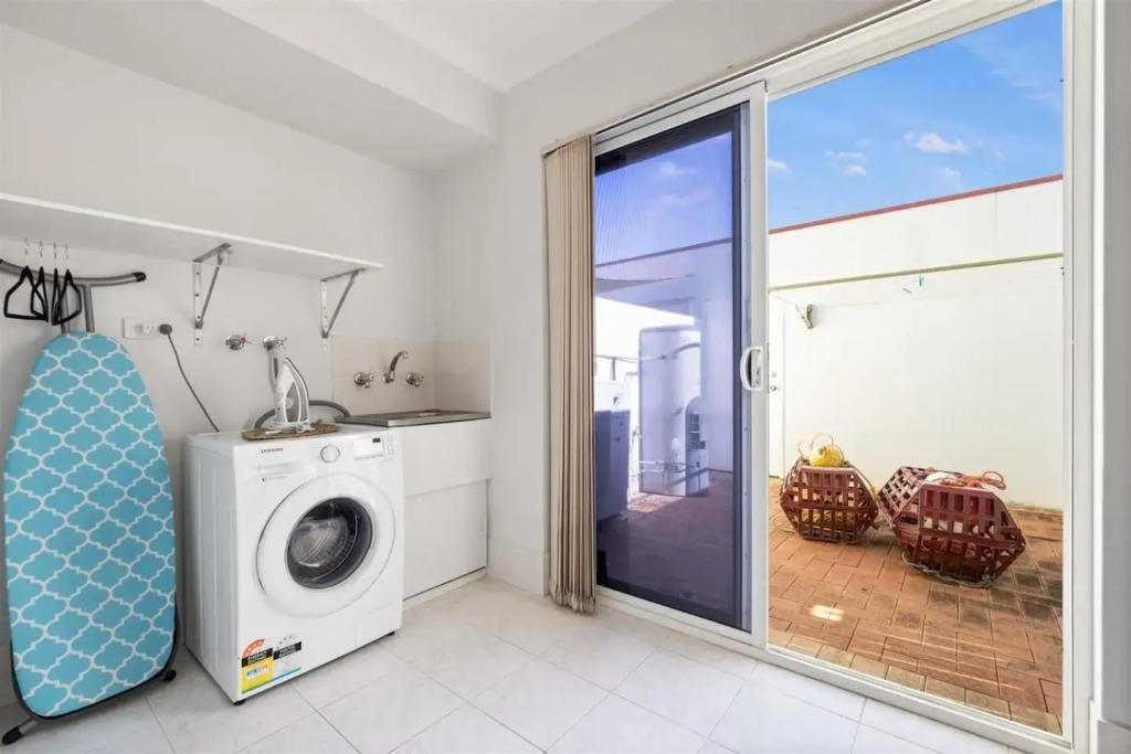 Canal Home -Close to Beach and City Centre