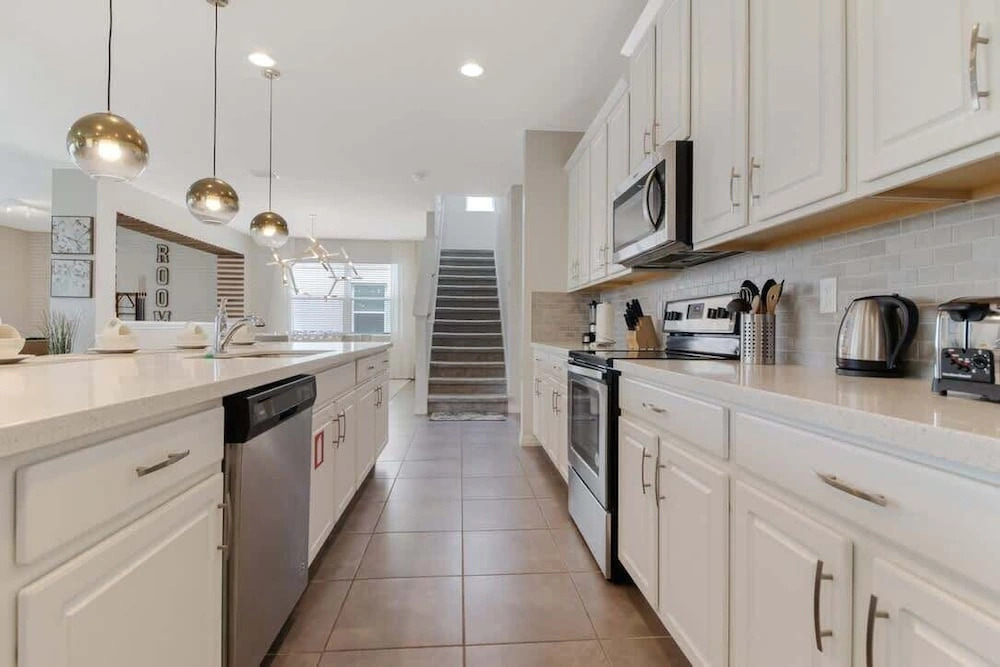 Upscale 9BR Stay With Pool and Themed Rooms