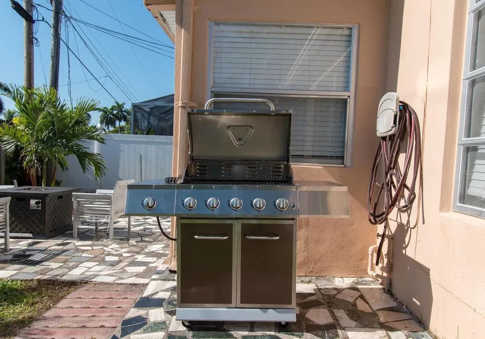 Comfortable Luxurious Home with Hot Tub, Near the Beach