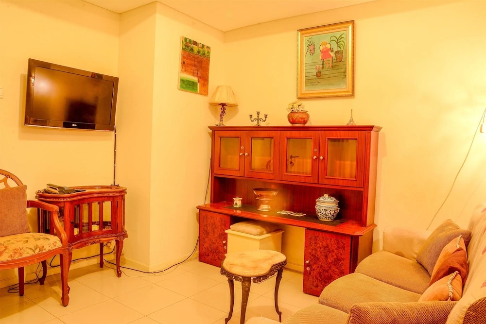 1 Vintage Bedroom at Cosmo Terrace Apartment by Travelio