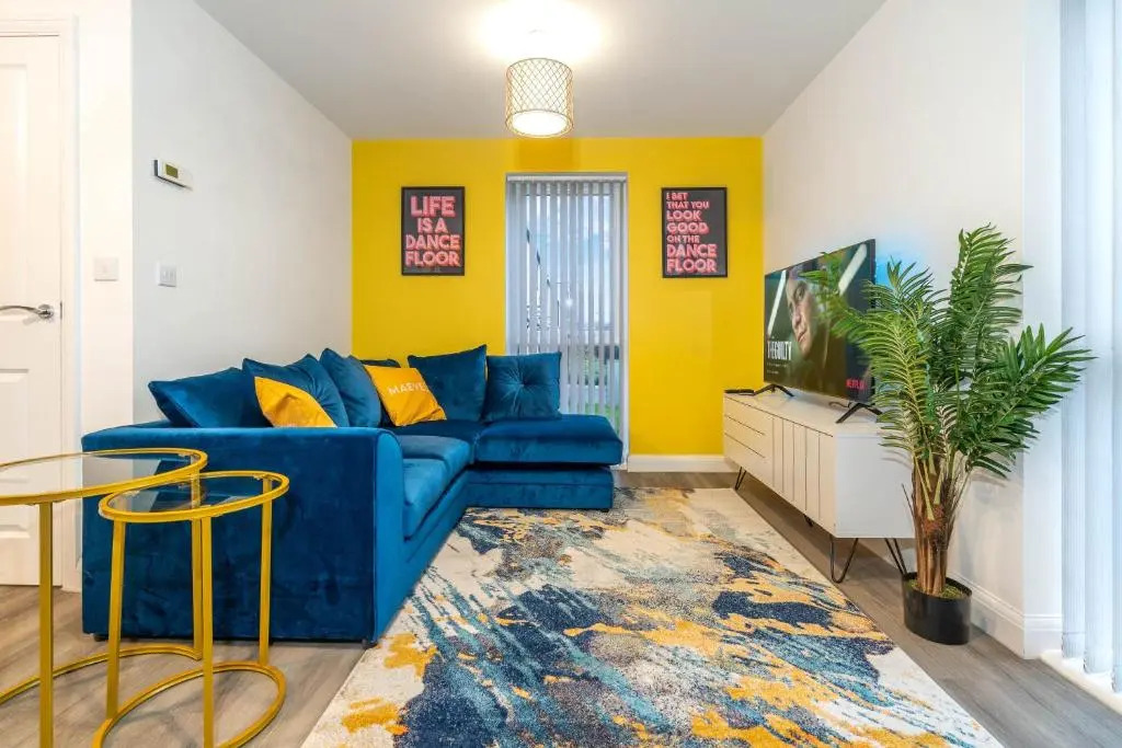 COSY Stylish 2 Bed House ✘ L SHAPE SOFA ☆ FREE PARKING, 2 Car Spaces → With 55 Inch Smart TV, FREE NETFLIX & WIFI - BY MAEVELA®