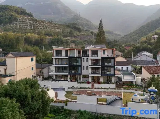 Yu'an Mountain Slow Life Pool and River Rafting Resort