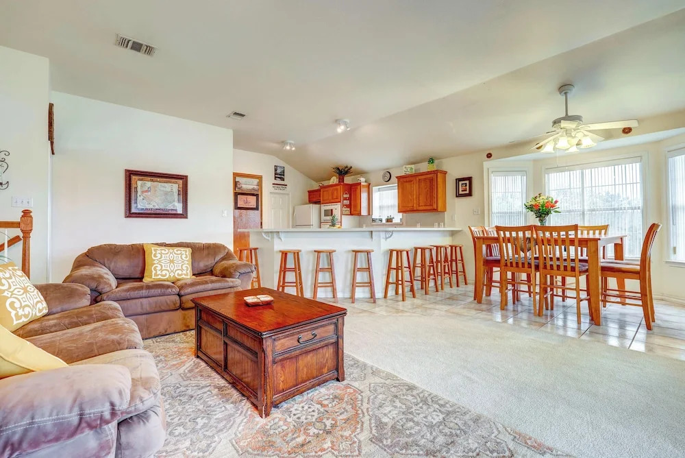 Canyon Lake Getaway w/ Fire Pit, Boat Ramp Nearby