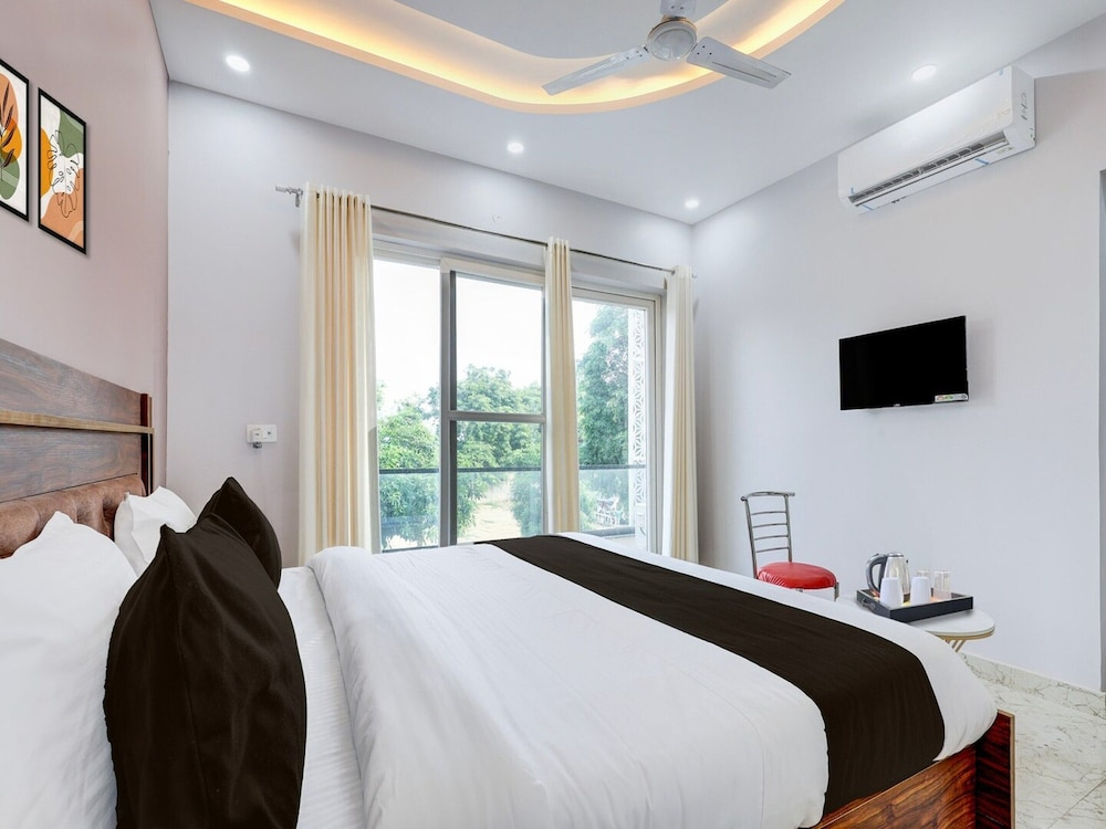 Super Hotel Pari Chowk Formerly The Divine KRC