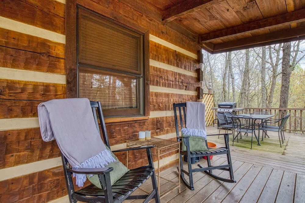 Laceys Place by Beyond Expectations With Hot Tub
