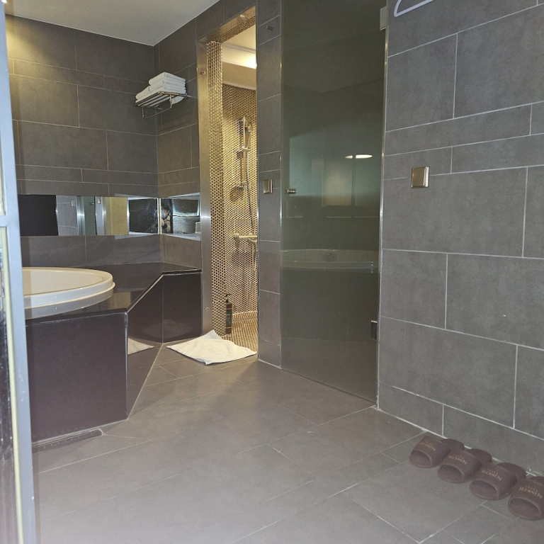 Nineth Hotel