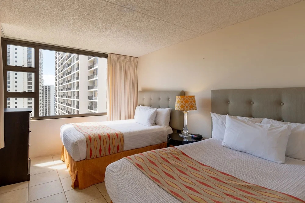 Waikiki Banyan - Ocean View Tower 2 Suite 2310