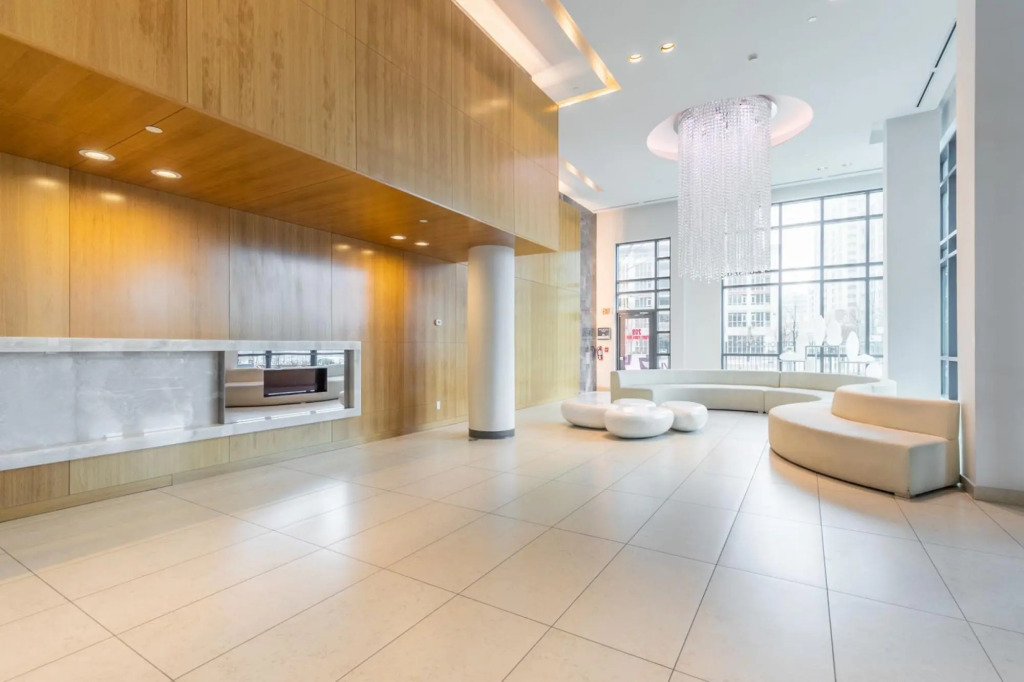 Modern Bright 1Br+Den Unit Downtown
