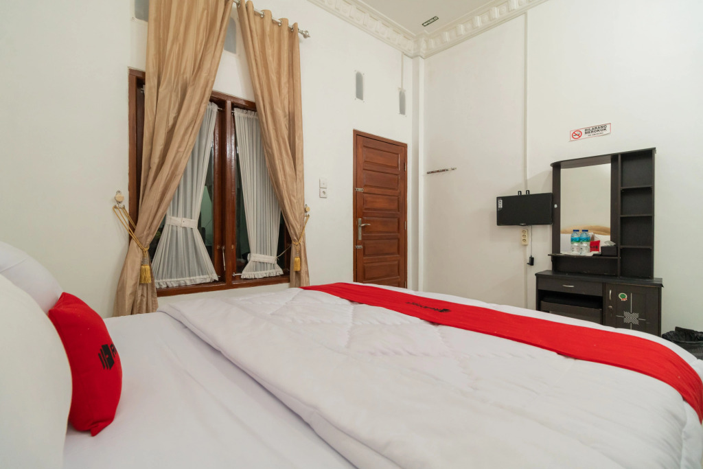 RedDoorz Syariah near Universitas Putra Indonesia Padang