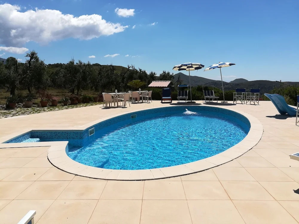 Holiday Resorts for 10 Persons, With Swimming Pool, Wifi and air Conditioner