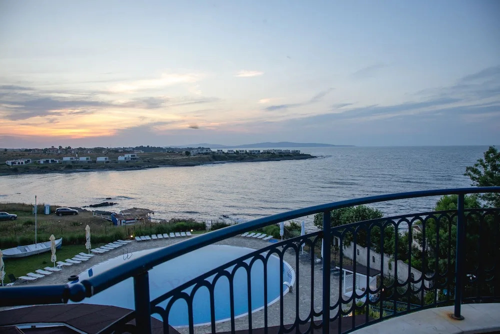 FM Deluxe 2-BDR Apartment with Pool & Sea View in Sun Resort