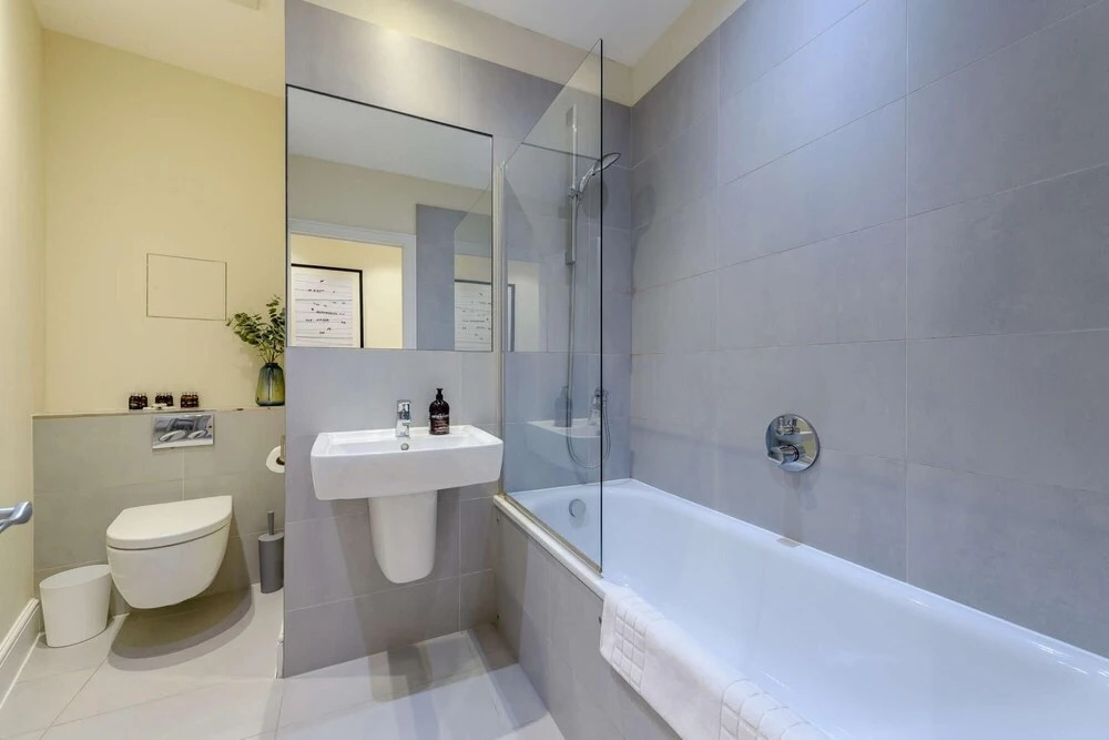 Modern Three Bedroom Apartment in Hammersmith