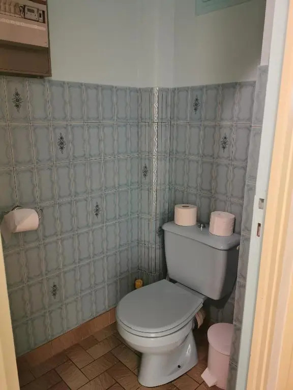 F2 de 45 m2 avec jardin au rdc dans villa chiens OK à 5 min à pied des Thermes de Vernet-les-Bains, location de samedi à samedi