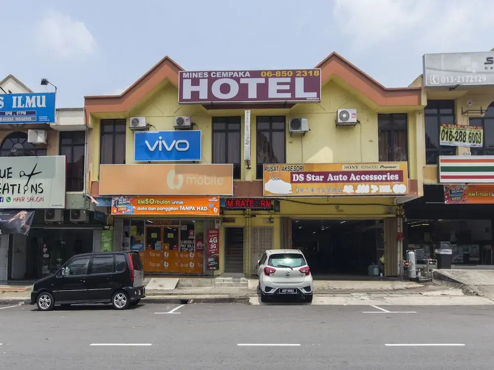 Mines Cempaka Hotel by OYO Rooms