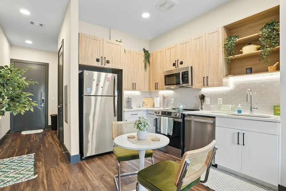 12min Downtown 6min Domain Pool Free Parking