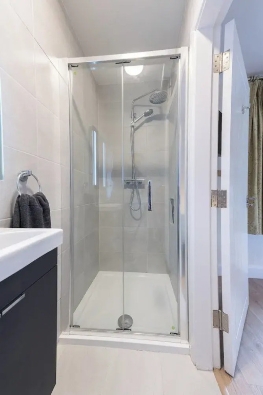 2br-sleeps4-parking-nearcork-6mintoairport