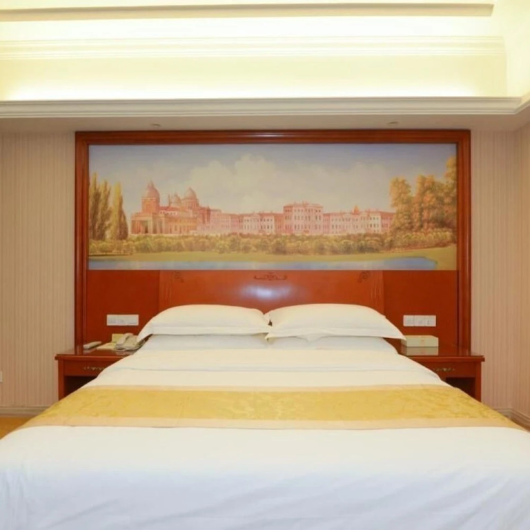 Vienna Hotel Guigang Central Square