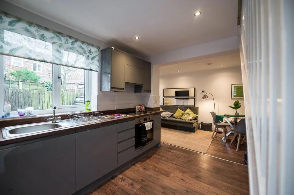 Air Host and Stay - Apartment 5 Broadhurst Court sleeps 6 minutes from town centre
